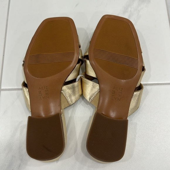NEW! Naturalizer Dark Gold Ashford Open Toe Flat Sandals - Size 5.5 - Picture 10 of 15
